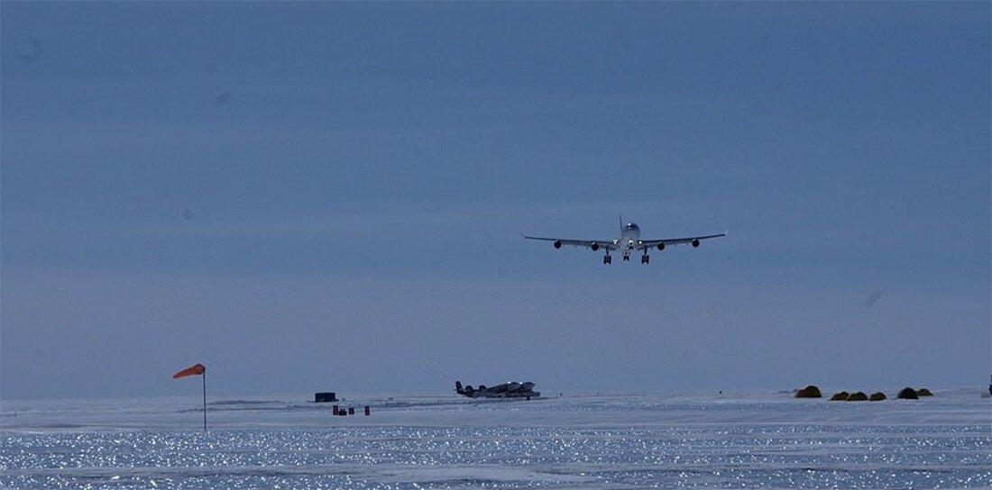 Airbus-A340-Passenger-Plane-Lands-In-Antarctica.jpg