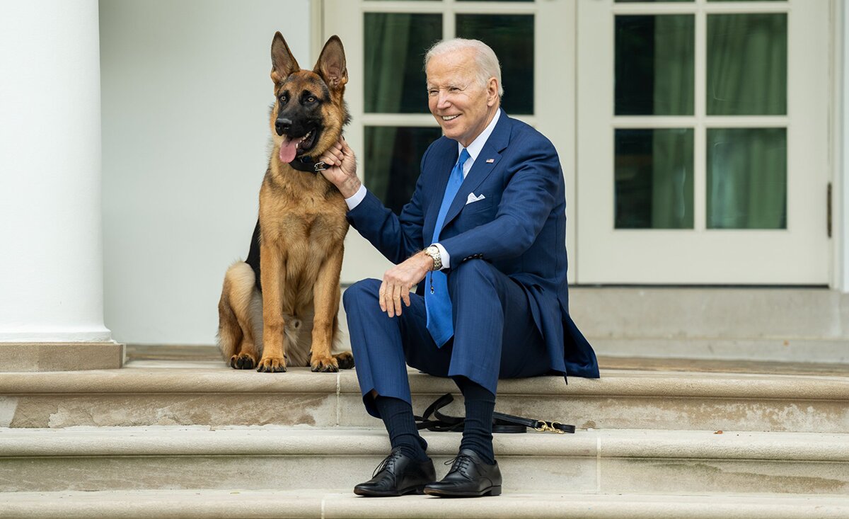 President-Joe-Biden-Poses-With-His-Dog,-worldforumlive.jpg
